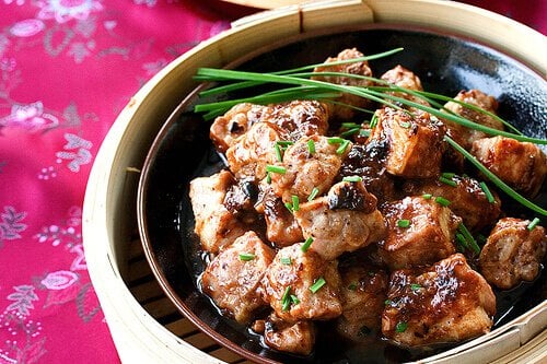 https://steamykitchen.com/wp-content/uploads/2007/11/chinese-steamed-spareribs-with-black-bean-sauce.jpg