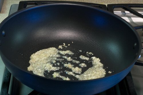  Add garlic and ginger to cold oil and wok