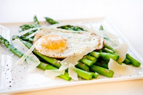 Asparagus with Fried Egg and Parmesan Cheese Recipe