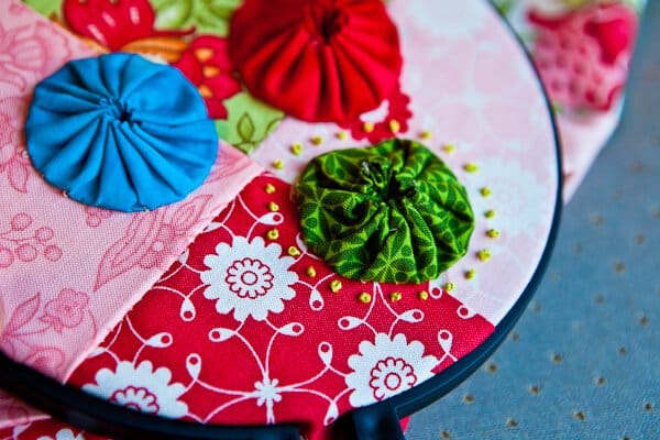 https://steamykitchen.com/wp-content/uploads/2010/12/easy-sew-quilt-kitchen-towel-yo-yo-5848.jpg