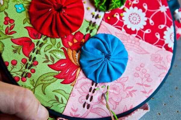 https://steamykitchen.com/wp-content/uploads/2010/12/easy-sew-quilt-kitchen-towel-yo-yo-5850.jpg