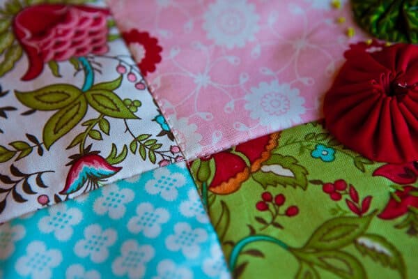 https://steamykitchen.com/wp-content/uploads/2010/12/easy-sew-quilt-kitchen-towel-yo-yo-5873.jpg