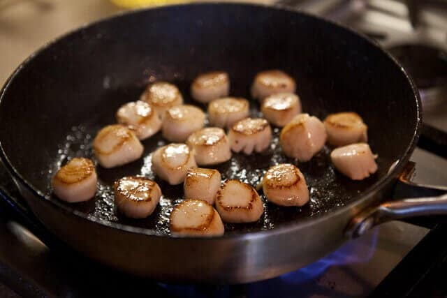 Seared Scallops for the Creamy Scallops and Peppers Recipe