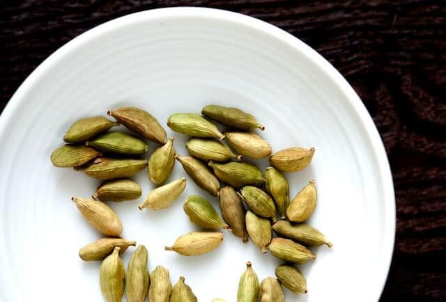 green cardamom to infuse cream for thai iced coffee