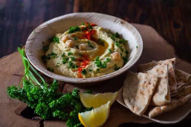 Hummus Recipe with lemon wedges