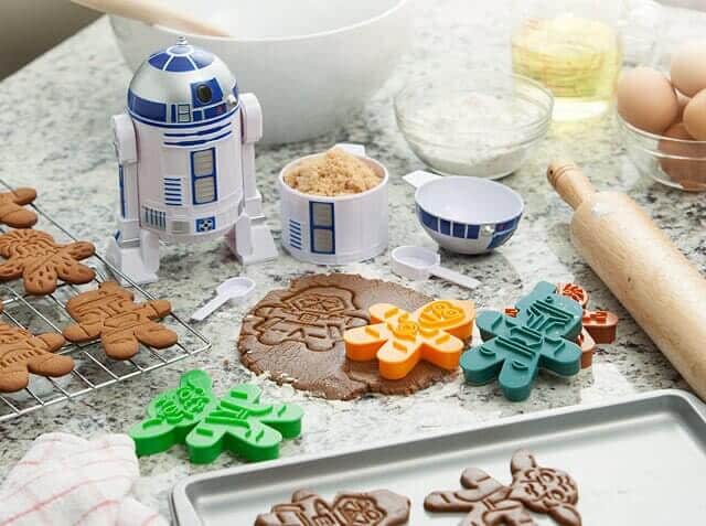 1c00_sw_gingerbread_cookie_cutters_inuse