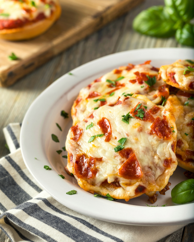 Cheesy pizza bagel bites met verse kruiden.