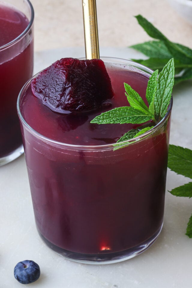 Antioxidant ice cubes in a glass