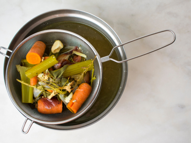 straining turkey stock