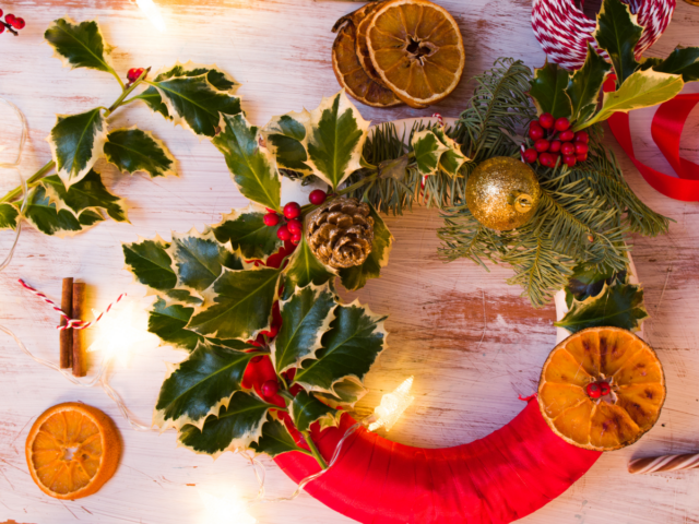 making a holly wreath